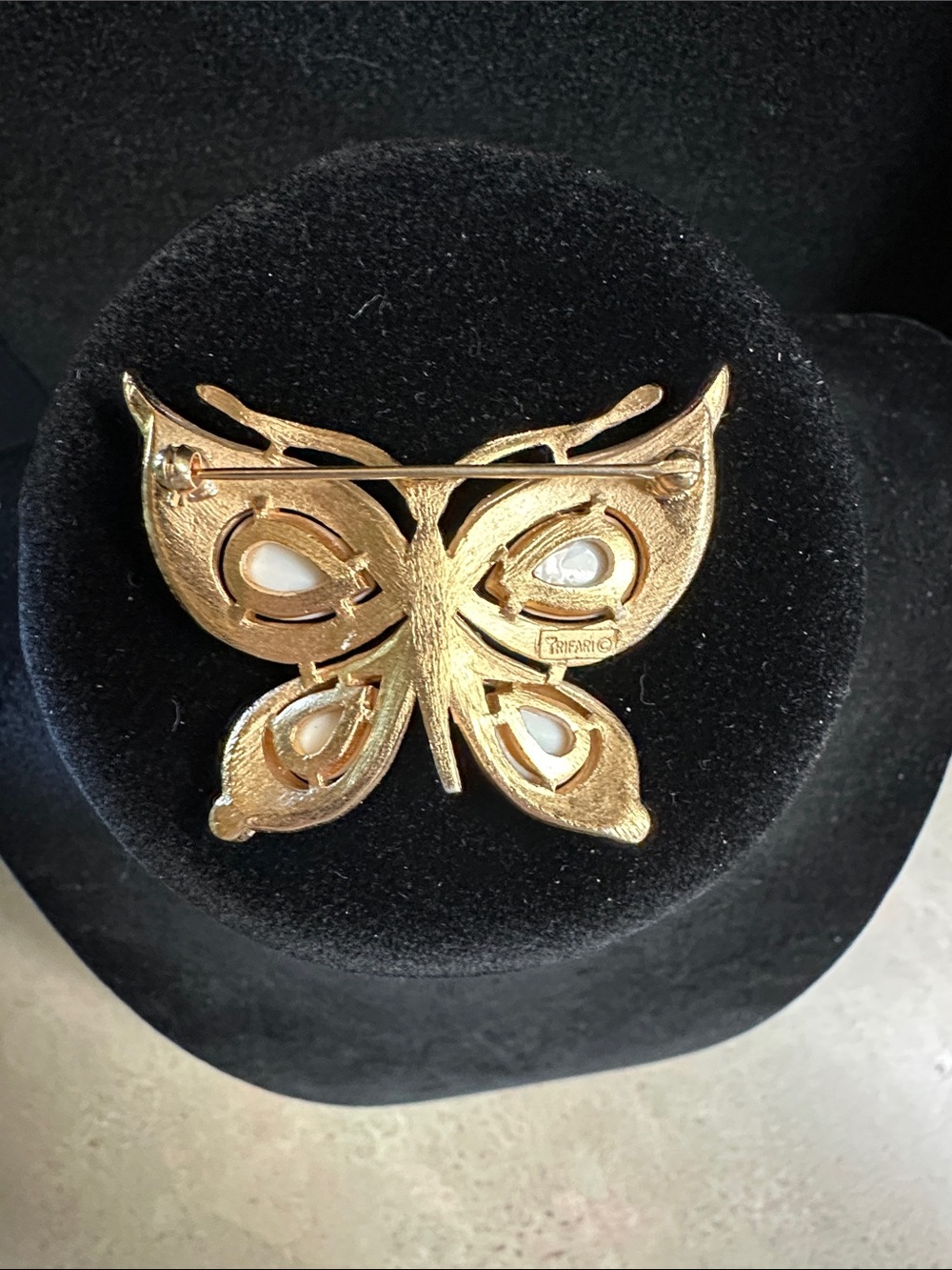 Vintage 1960’s Trifari White Enamel Gold-Tone Butterfly Brooch Missing Stones - Picture 2 of 9